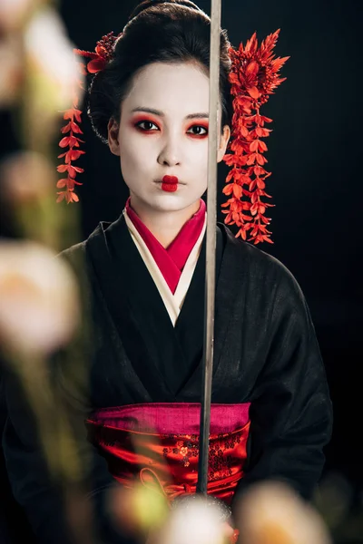 Foco Selectivo Geisha Confiada Kimono Negro Sosteniendo Ramas Katana Sakura — Foto de Stock