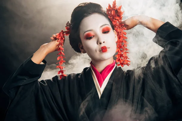 Hermosa Geisha Kimono Negro Con Flores Rojas Pelo Gesto Sobre —  Fotos de Stock