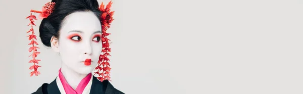 Bela Gueixa Quimono Preto Com Flores Vermelhas Cabelo Olhando Para — Fotografia de Stock