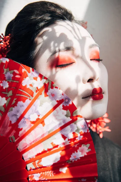 Retrato Hermosa Geisha Con Maquillaje Rojo Blanco Ojos Cerrados Sosteniendo — Foto de Stock