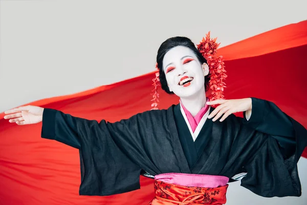 Gelukkig Mooie Geisha Zwarte Kimono Met Rode Doek Achtergrond Geïsoleerd — Stockfoto