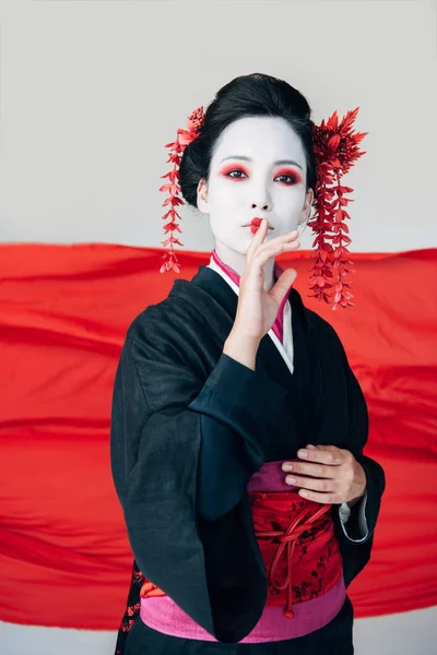 Bella Geisha Kimono Nero Con Stoffa Rossa Sfondo Mostrando Segno — Foto Stock