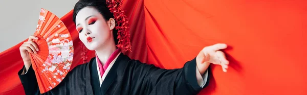Красивая Гейша Черном Кимоно Ручным Вентилятором Красной Тканью Заднем Плане — стоковое фото