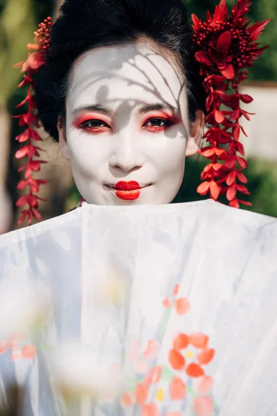 Enfoque Selectivo Ramas Árboles Hermosas Geishas Sonrientes Con Paraguas Luz — Foto de Stock