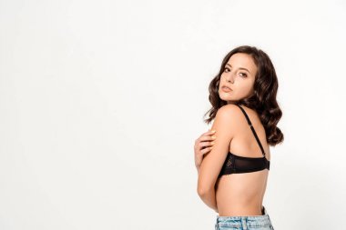 beyaz üzerine dantel sutyen ayakta çekici genç kadın 