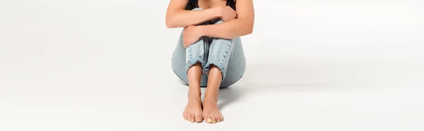 Plano Panorámico Mujer Con Los Pies Descalzos Sentado Pantalones Vaqueros — Foto de Stock