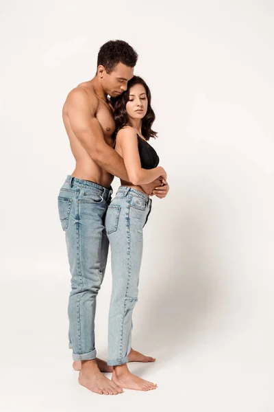 Bonito Misto Raça Homem Abraçando Atraente Menina Sutiã Renda Jeans — Fotografia de Stock