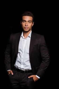 siyah üzerinde izole ceplerinde eller ile karma yarış adam ayakta 