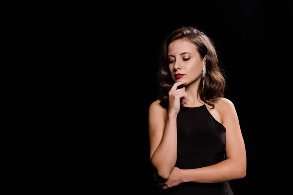 Elegante Jonge Vrouw Staande Aanraken Gezicht Geïsoleerd Zwart — Stockfoto