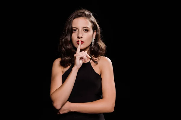 Mulher Atraente Elegante Mostrando Sinal Silencioso Isolado Preto — Fotografia de Stock