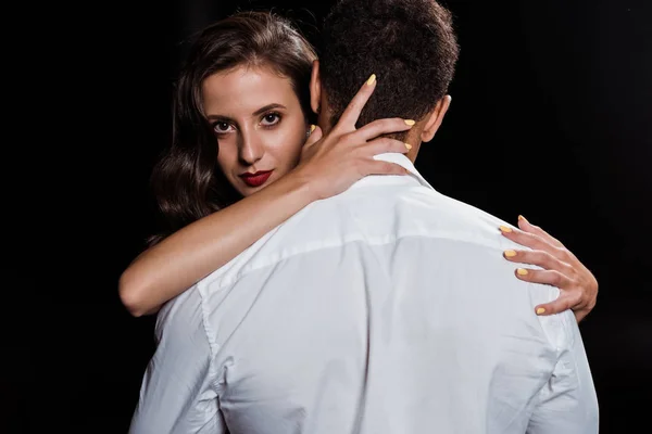 Mujer Abrazando Hombre Mirando Cámara Aislada Negro — Foto de Stock