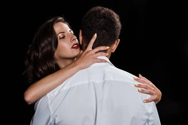 Visão Traseira Homem Perto Menina Atraente Isolado Preto — Fotografia de Stock