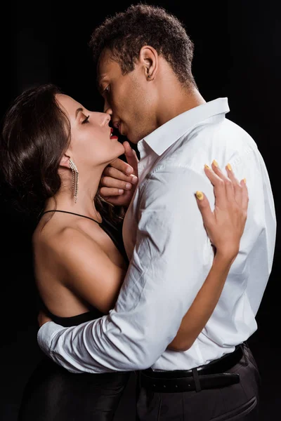 güzel kız sarılma ve öpüşme iki ırklı adam siyah üzerinde izole