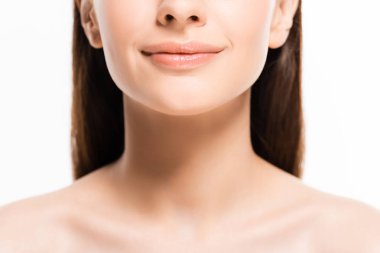 beyaz izole mükemmel bir cilt ile gülümseyen genç çıplak kadın kırpılmış görünümü