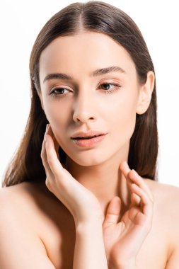 mükemmel bir cilde sahip güzel genç çıplak kadın beyaz izole yüz yakın elleri ile uzağa bakıyor