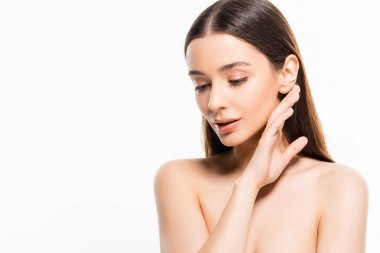 beyaz izole yüz dokunarak mükemmel bir cilt ile güzel genç çıplak kadın aşağı bakıyor