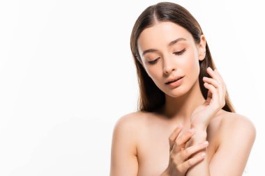 beyaz izole elleri dokunurken uzak bakarken mükemmel bir cilt ile güzel genç çıplak kadın