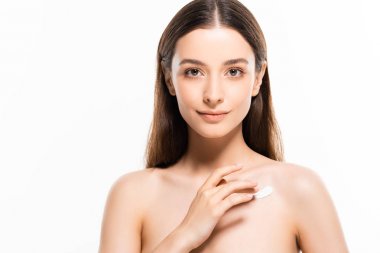 beyaz izole cilde kozmetik krem uygulayarak mükemmel bir cilt ile güzel çıplak kadın