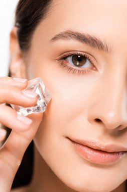beyaz izole buz küpü tutan mükemmel bir cilt ile güzel esmer genç kadın yakından görünümü