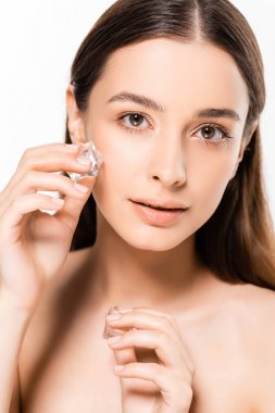 beyaz izole buz küpleri tutan mükemmel bir cilt ile güzel esmer genç çıplak kadın