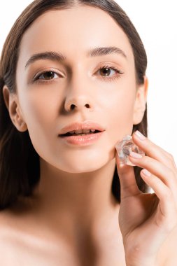 beyaz izole yüz yakın buz küpü tutan mükemmel bir cilt ile güzel esmer genç çıplak kadın