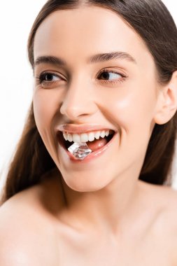 beyaz izole ağızda buz küpü tutan mükemmel bir cilt ile mutlu esmer genç çıplak kadın