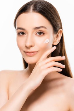 beyaz izole yüzünde mükemmel cilt ve kozmetik krem ile güzel gülümseyen genç çıplak kadın