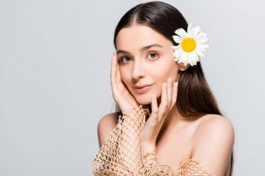 gri izole kamera bakarak saç papatya ile güzel çıplak kadın