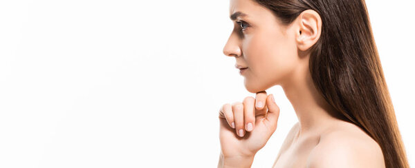 вид сбоку брюнетки молодой обнаженной женщины с идеальной кожей, касающейся подбородка, изолированной на белом фоне
