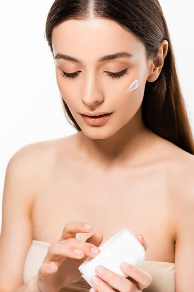 Bella Giovane Donna Con Pelle Perfetta Applicare Crema Cosmetica Sul — Foto Stock