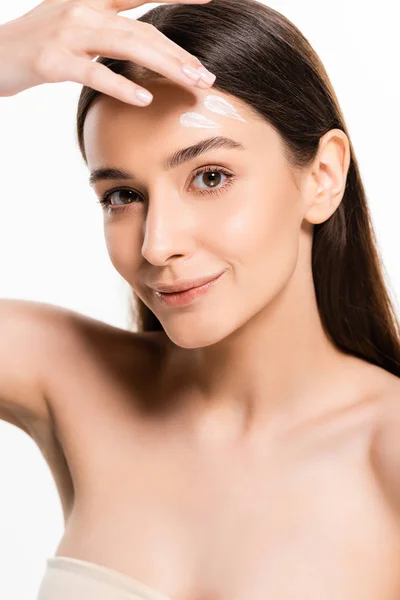 Gyönyörű Fiatal Boldog Tökéletes Bőrt Alkalmazó Kozmetikai Krém Arcon Izolált — Stock Fotó