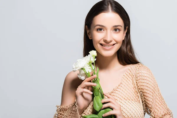 Bella Donna Bruna Sorridente Con Garofani Bianchi Isolati Sul Grigio — Foto Stock