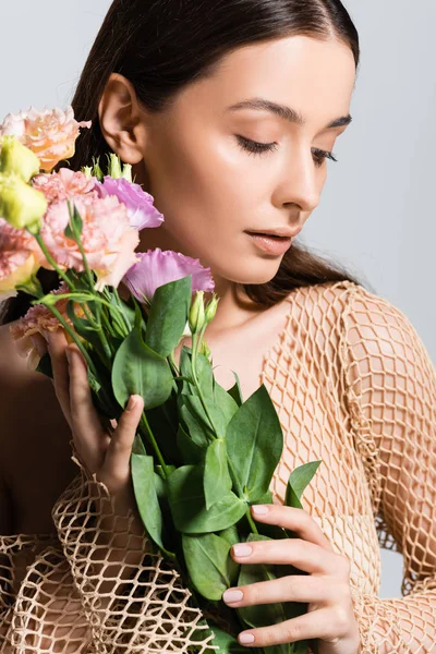 Bela Jovem Mulher Malha Bege Segurando Buquê Flores Eustoma Olhando — Fotografia de Stock