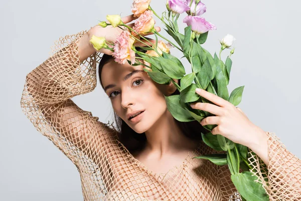 Schöne Junge Frau Beigem Netz Mit Einem Strauß Eustoma Blumen — Stockfoto