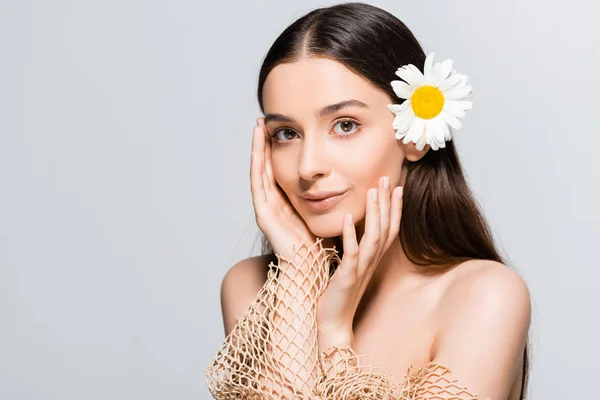 Mooie Naakte Vrouw Met Daisy Haar Kijken Naar Camera Geïsoleerd — Stockfoto