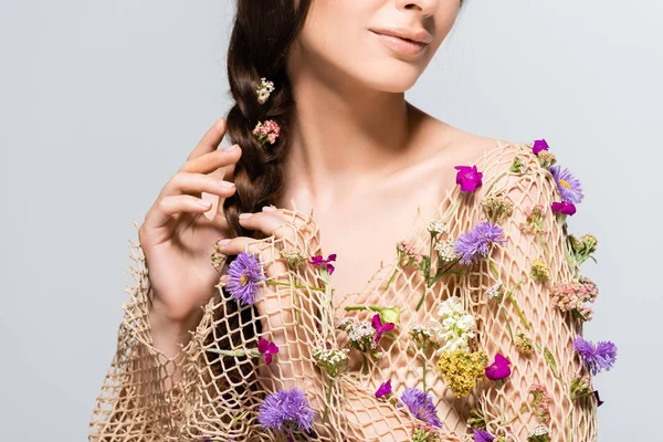 Vista Parcial Hermosa Mujer Tocando Trenza Malla Con Flores Silvestres — Foto de Stock