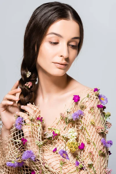 Vacker Kvinna Med Fläta Mesh Med Våren Vildblommor Isolerad Grå — Stockfoto