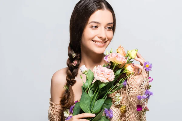 灰色に隔離された春の野生の花とメッシュで三つ編みを持つ笑顔の美しい女性 — ストック写真