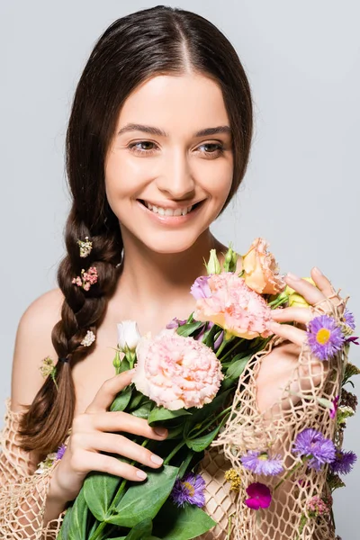 Gelukkige Mooie Vrouw Met Vlecht Mesh Met Lente Wilde Bloemen — Stockfoto