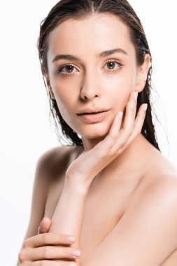 beyaz izole kamera bakarak güzel ıslak çıplak genç kadın