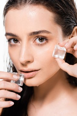 beyaz izole buz küpleri ile güzel ıslak genç kadın