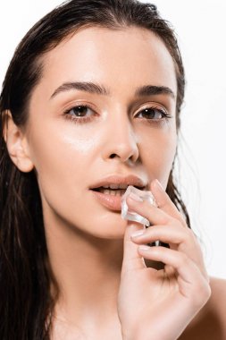esmer ıslak genç çıplak kadın beyaz izole buz küpü tutan