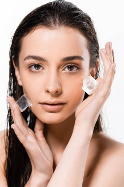 beyaz izole buz küpleri ile güzel ıslak çıplak genç kadın
