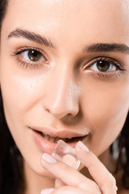 beyaz izole buz küpü tutan esmer ıslak genç kadın portresi