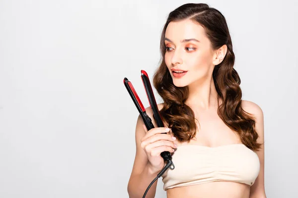 Beautiful Brunette Woman Curls Makeup Holding Curling Iron Looking Away — Stock Photo, Image