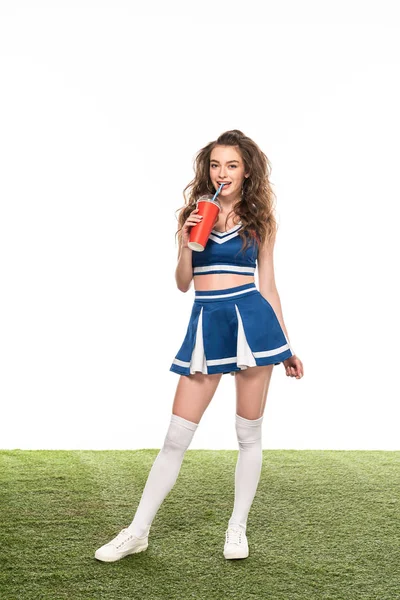 Sexy Cheerleader Ragazza Uniforme Blu Piedi Con Soda Campo Verde — Foto Stock