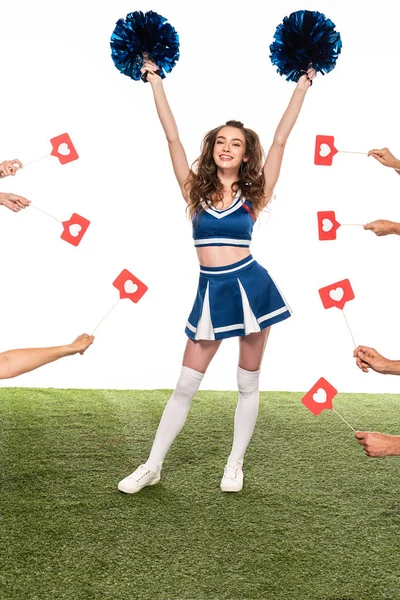 Felice Cheerleader Ragazza Uniforme Blu Con Pompon Piedi Sul Campo — Foto Stock