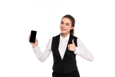boş ekranlı akıllı telefon tutan mutlu genç garson ve beyaz izole başparmak gösteren