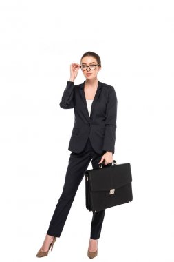 siyah takım elbise ve gözlük lü beyaz izole çanta genç başarılı iş kadını tam uzunlukta görünümü