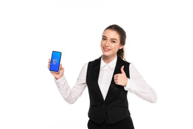 Kiev, Ukrayna - 7 Nisan 2019: mutlu genç garson shazam uygulaması ile akıllı telefon tutan ve beyaz izole başparmak gösteren